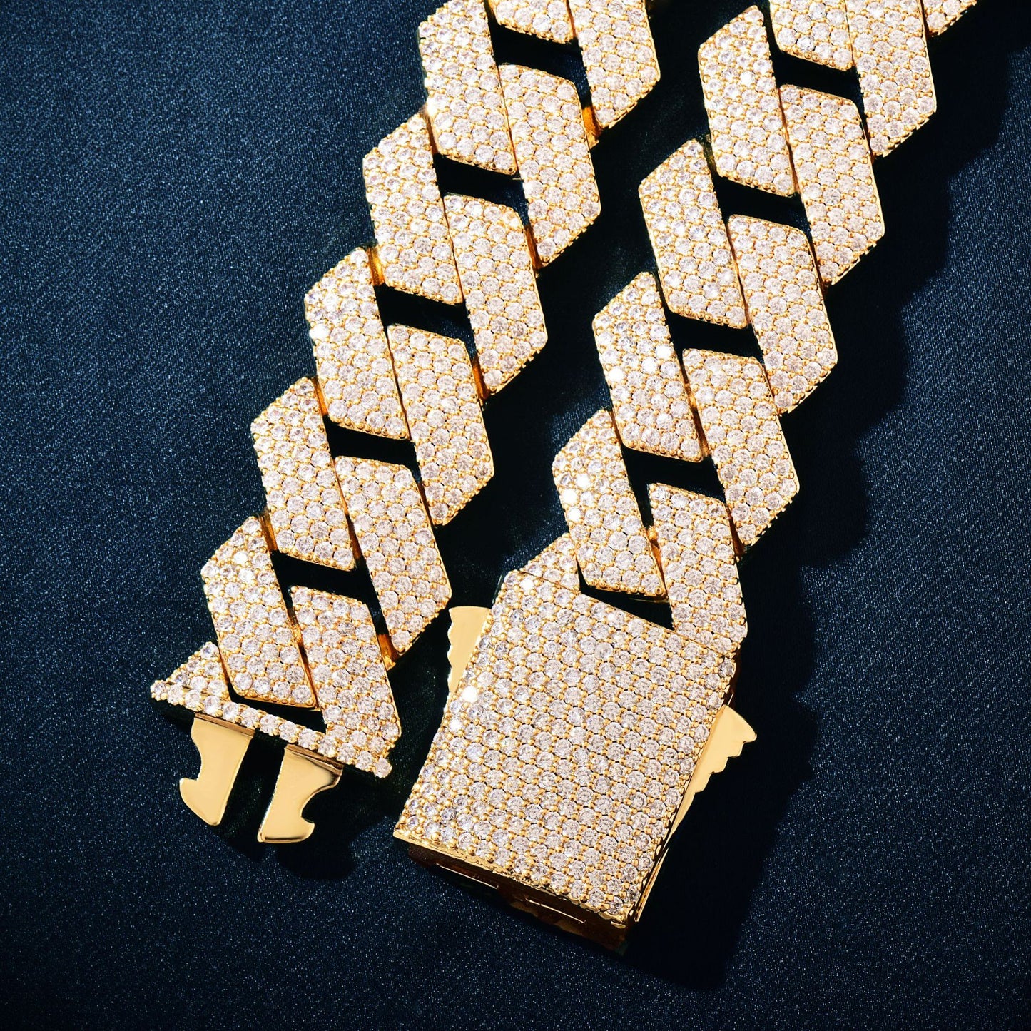 Elegant Diamond-Shaped Cuban Spring Fastener Necklace